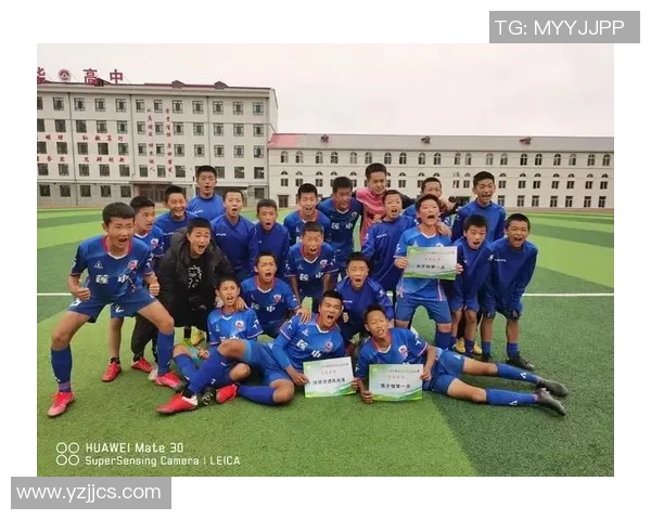 香港足球明星队荣耀时刻海报展现激情与梦想的完美结合 香港足球明星队荣耀时刻海报展现激情与梦想的完美结合